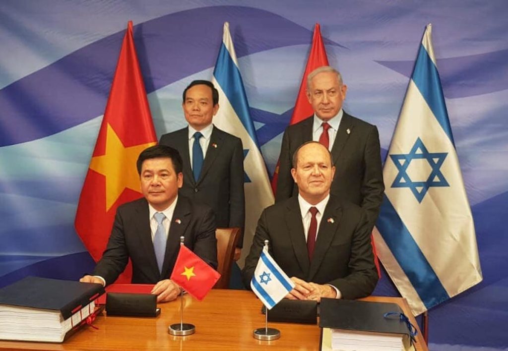 Bộ trưởng Công Thương Nguyễn Hồng Diên, Bộ trưởng Kinh tế và Công nghiệp Israel Nir Barkat ký kết VIFTA, ngày 25/7. Ảnh: MOIT