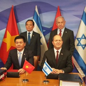 Bộ trưởng Công Thương Nguyễn Hồng Diên, Bộ trưởng Kinh tế và Công nghiệp Israel Nir Barkat ký kết VIFTA, ngày 25/7. Ảnh: MOIT